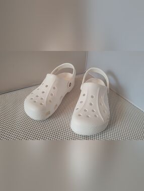 Crocks Mens Size 8 Women's Size 10 White Gently Used